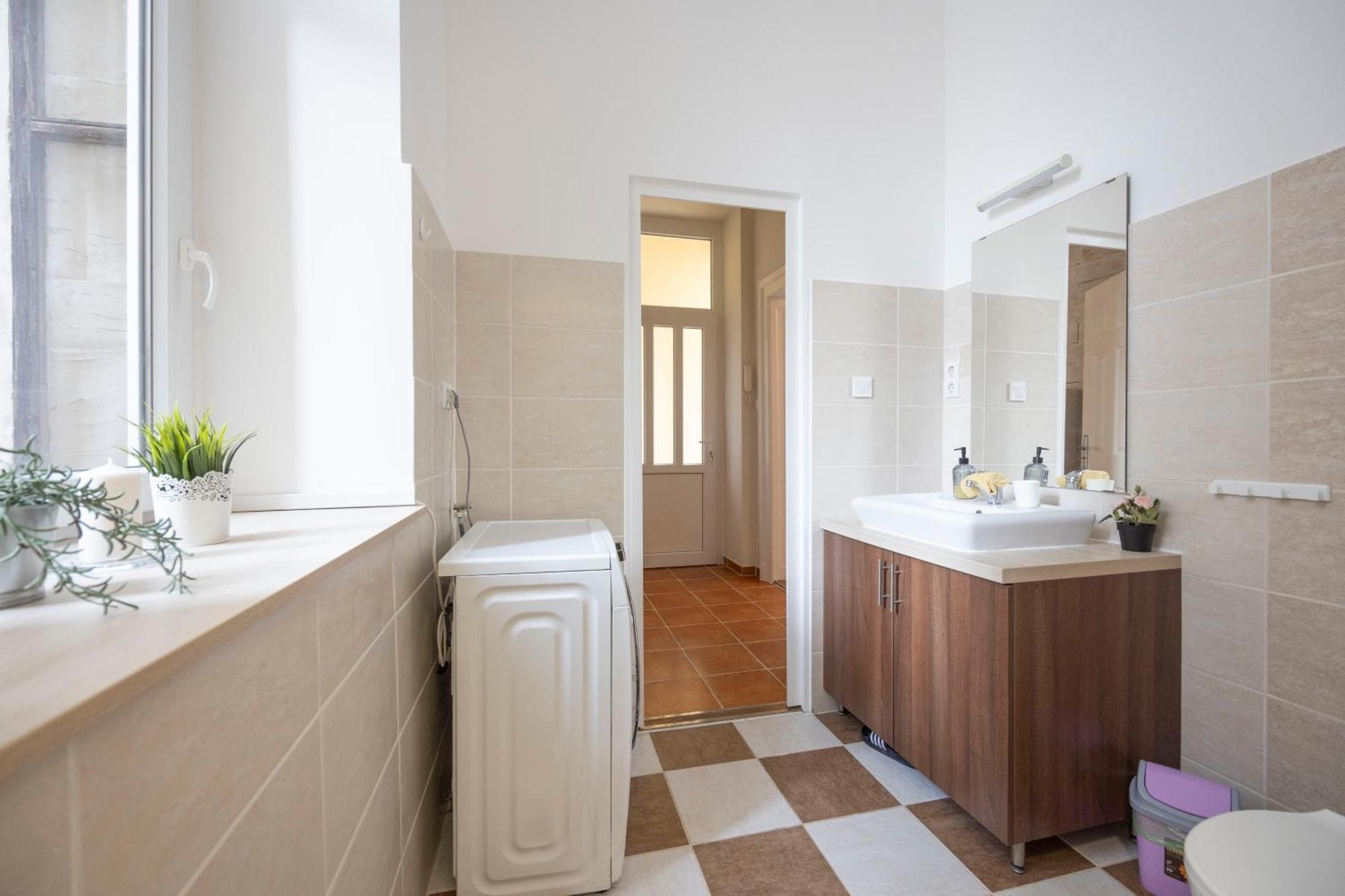 Lovely Central Apartment By Julia Budapest Eksteriør billede